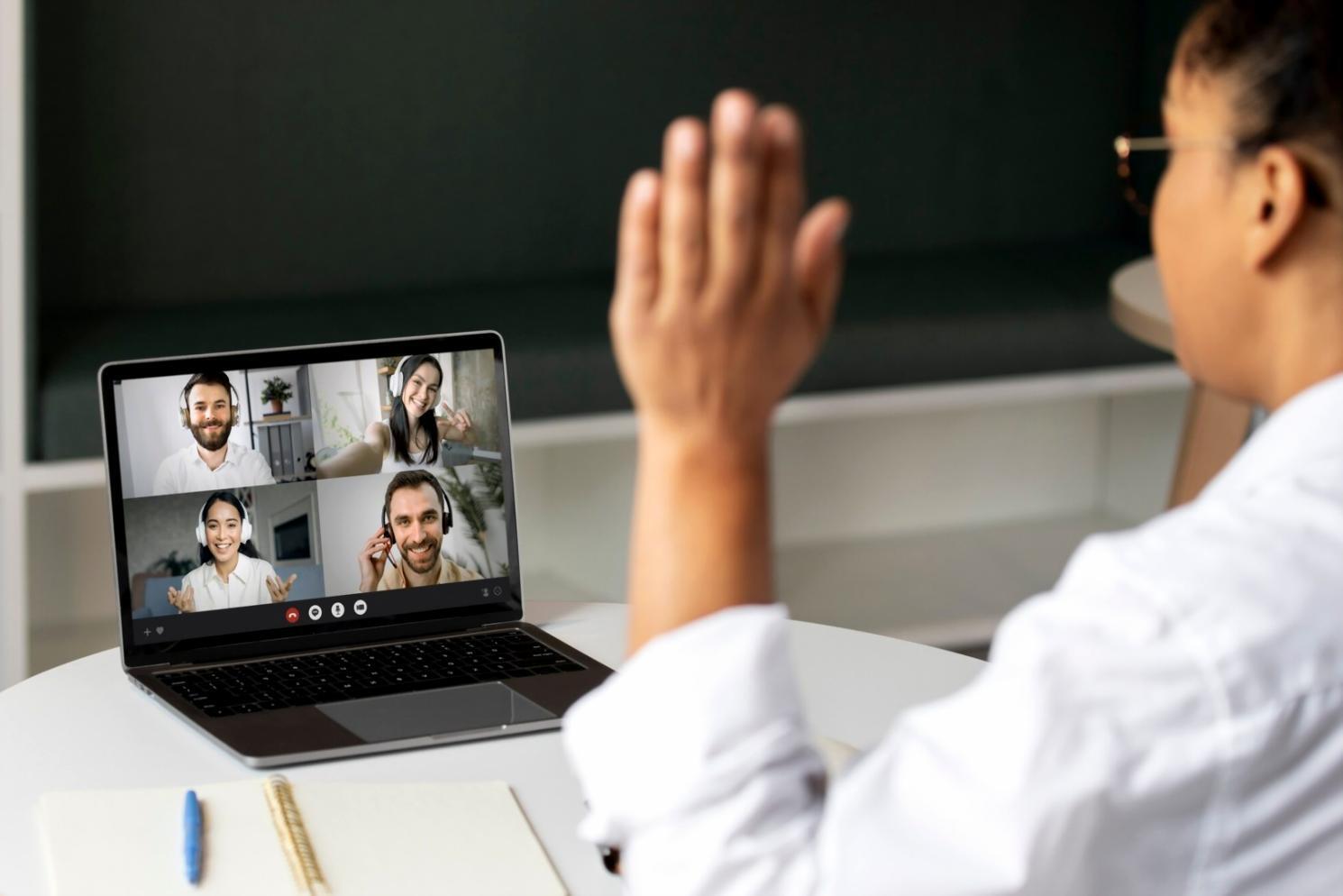 Moderner Arbeitsplatz mit Finanzanalyse-Tools und Bildschirmen