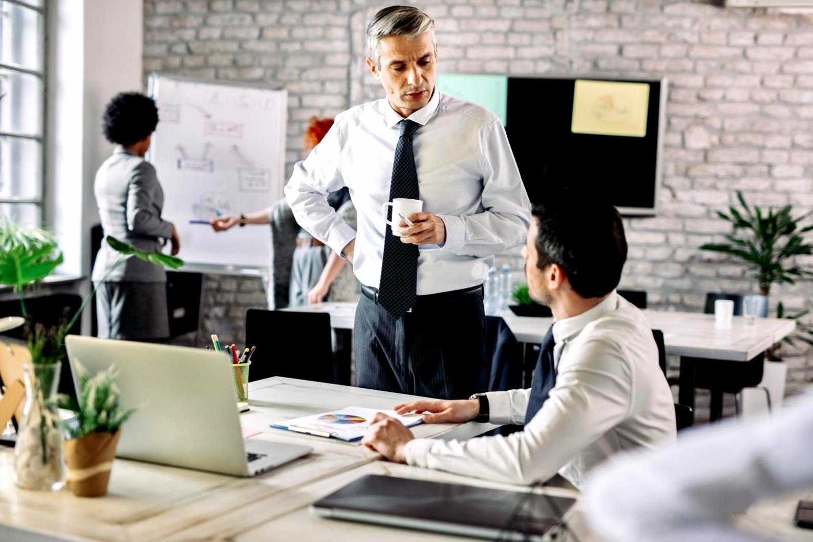 Modernes Büro mit Arbeitsplätzen für Finanzanalyse